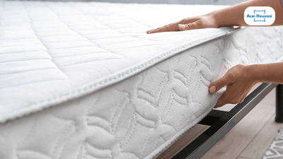 Personne allergique aux acariens qui touche un matelas sans housse anti-acarien