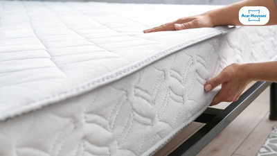 Personne allergique aux acariens qui touche un matelas sans housse anti-acarien