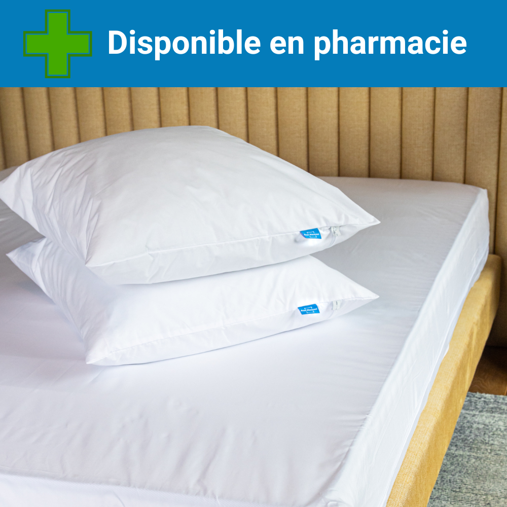 Housse de matelas et taies anti-acariens Acar-Housses® présentées sur un lit, avec mention “Disponible en pharmacie” et invitation à en parler à votre pharmacien.