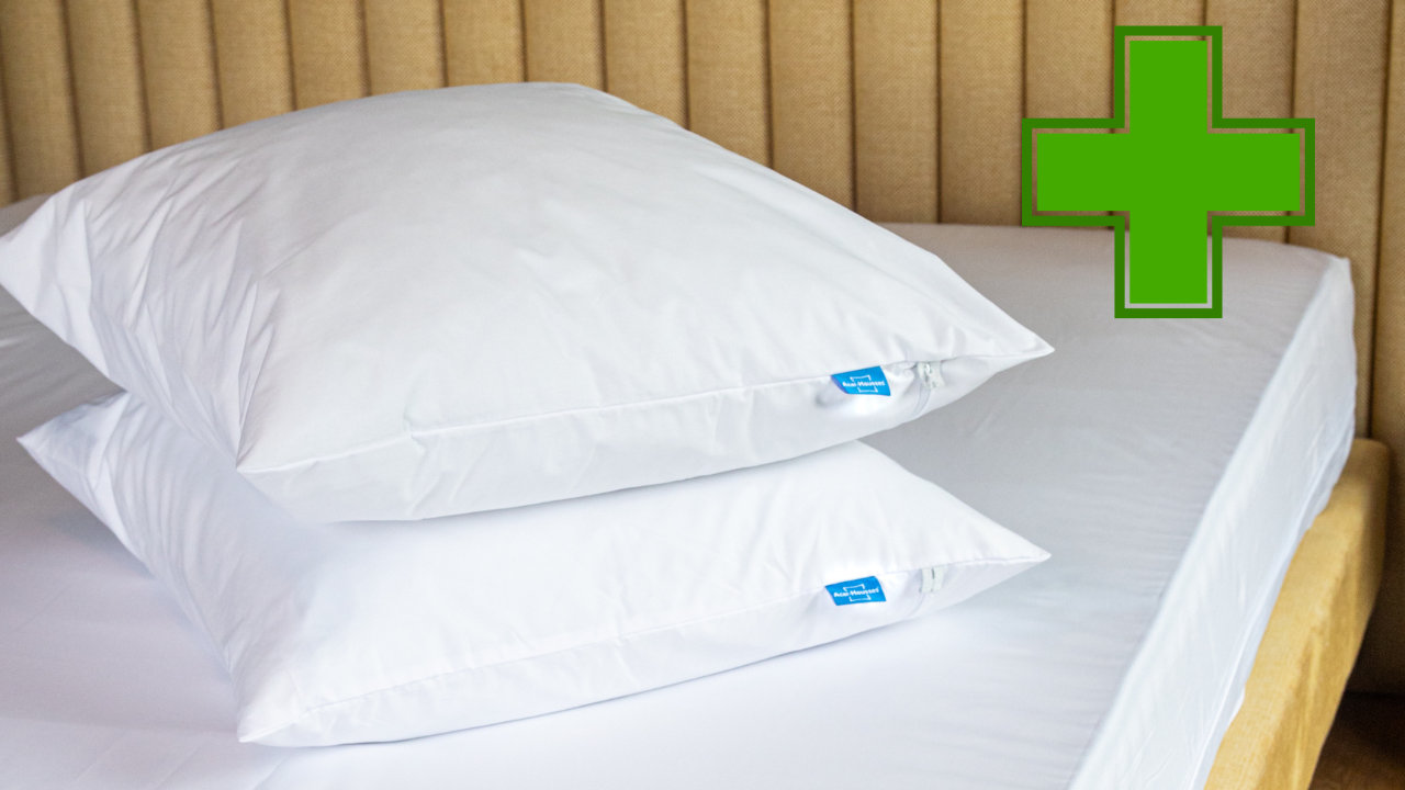 Housses anti-acariens blanches pour oreillers, installées sur un lit, produit disponible en pharmacie