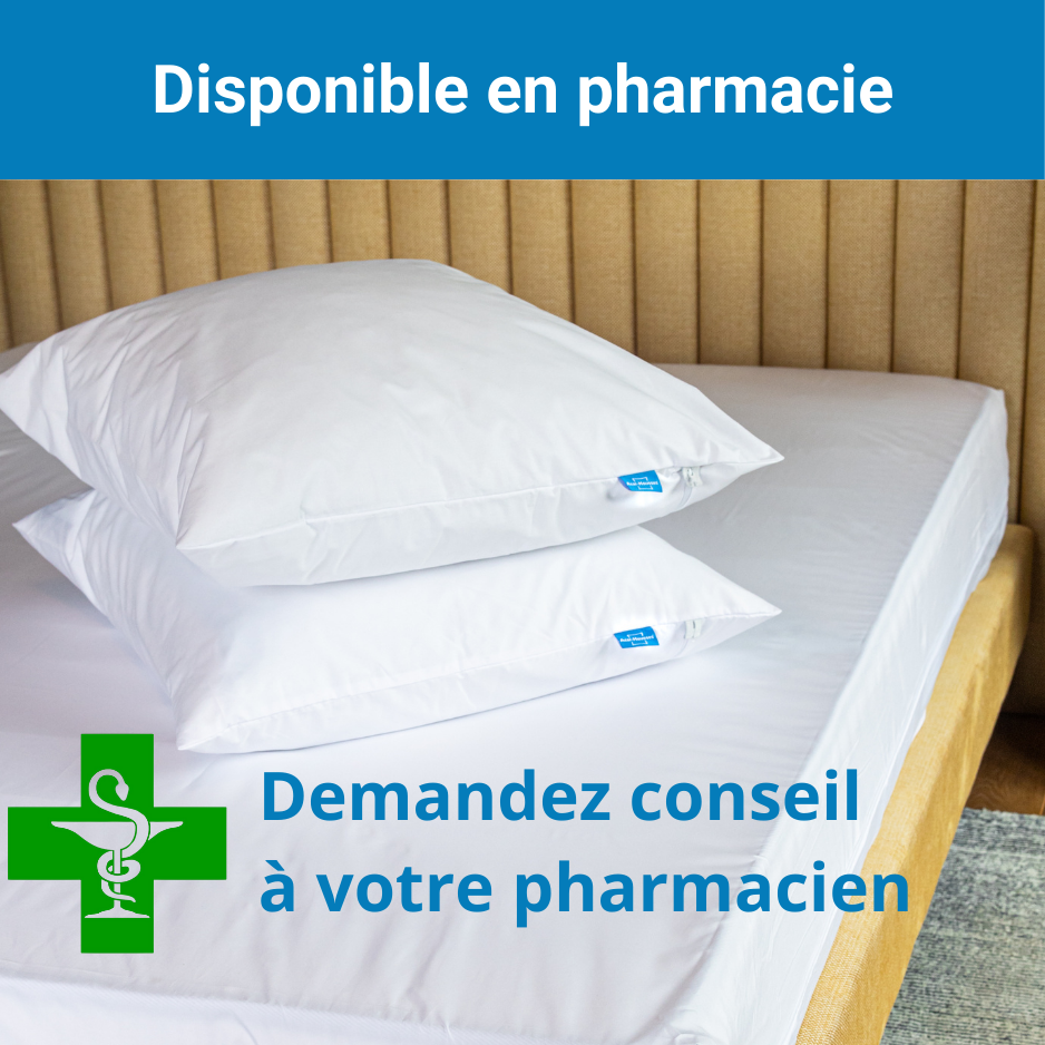 Housse de matelas et taies anti-acariens Acar-Housses® présentées sur un lit, avec mention “Disponible en pharmacie” et invitation à en parler à votre pharmacien.