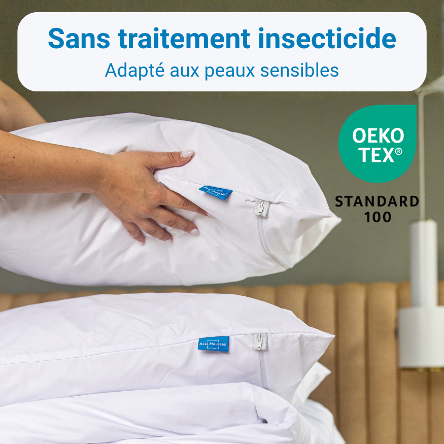 Housse d'oreiller anti-acariens Acar-Housses certifiée Oeko-Tex Standard 100, sans traitement insecticide, adaptée aux peaux sensibles, tenue en main pour montrer la fermeture éclair et l'étiquette de marque.