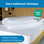 Housse de couette blanche anti-acariens sans traitement chimique, certifiée OEKO-TEX® Standard 100, installée sur un lit, adaptée aux peaux sensibles et allergiques.