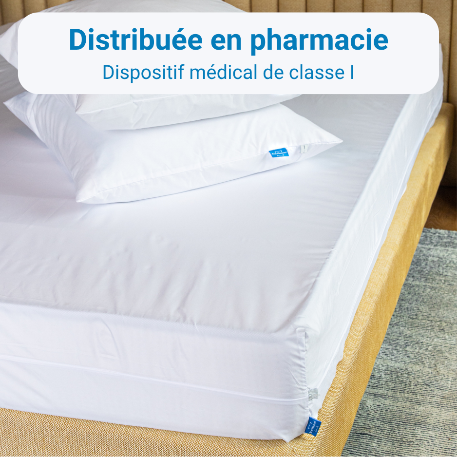 Housse de matelas anti-acariens Acar-Housses® blanches installées sur un lit, dispositif médical de classe I distribué en pharmacie