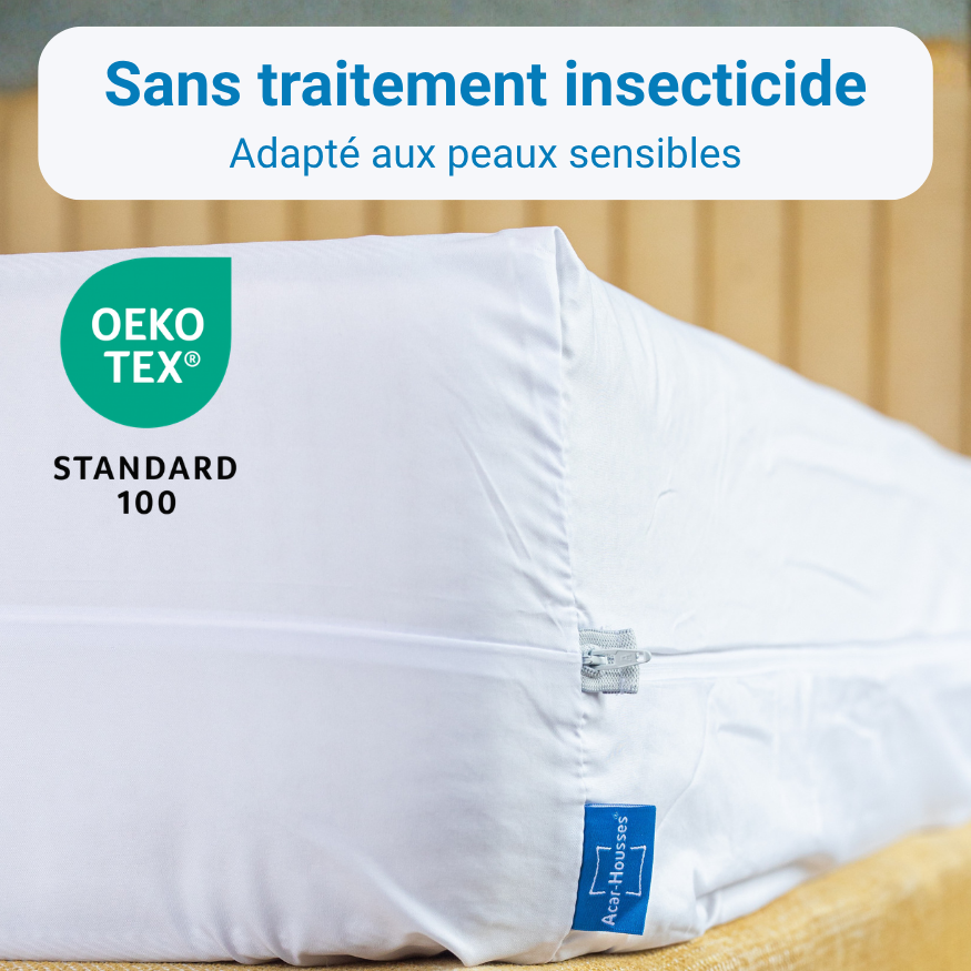 Housse de matelas anti-acariens Acar-Housses certifiée Oeko-Tex Standard 100, sans traitement insecticide, adaptée aux peaux sensibles, avec fermeture éclair et étiquette de marque.