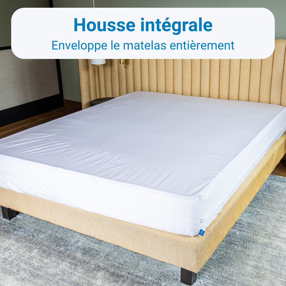 Housse intégrale anti-acariens Acar-Housses® installée sur un matelas, tissu blanc respirant et fermeture à glissière sécurisée