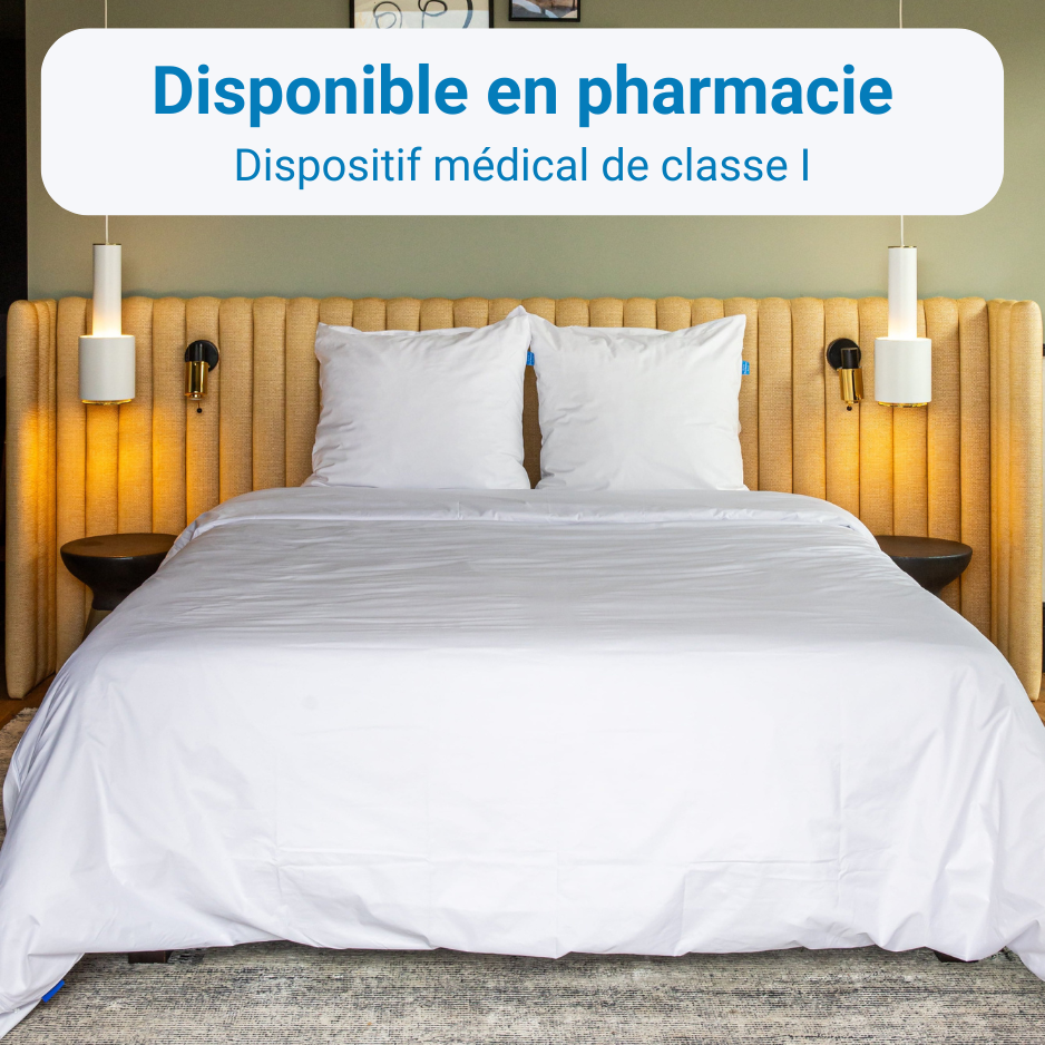 Housse de couette anti-acariens Acar-Housses®, dispositif médical de classe I, disponible en pharmacie — recouvrant un lit double avec deux oreillers protégés, dans une chambre au décor élégant.